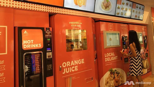 Tại sao tương lai đến chơi Singapore bạn sẽ thấy máy móc tại các phố ăn uống thay vì con người? - Ảnh 1.