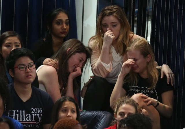 Nhiều người Mỹ đã khóc khi Clinton thất bại. Ảnh: Reuters.