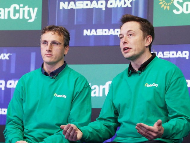 CEO của Tesla là Elon Musk bên cạnh CEO của SolarCity Lyndon Rive