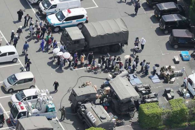 Người Nhật xếp hàng trật tự để nhận viện trợ (Ảnh: AFP)