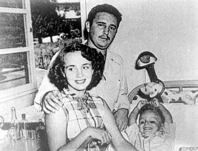 
Fidel Castro cùng vợ, bà Mirta, và con trai Fidelito vào đầu những năm 1950.
