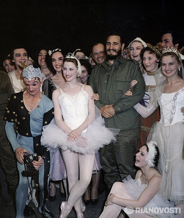 Ông Fidel Castro đã nhiều lần đến thăm Liên Xô. Lần đầu tiên ông đến Moscow dự một cuộc mítting trên Quảng trường Đỏ ngày 28/4/1963 đã được đón chào một cách nồng nhiệt chưa từng có. Ông đã tới thăm nhà hát Bolsshoi xem vở ballet Hồ thiên nga. Sau buổi biểu diễn, ông đã nói chuyện với các vũ công ba lê và gặp nữ diễn viên chính của nhà hát là Maya Plisetskaya.
