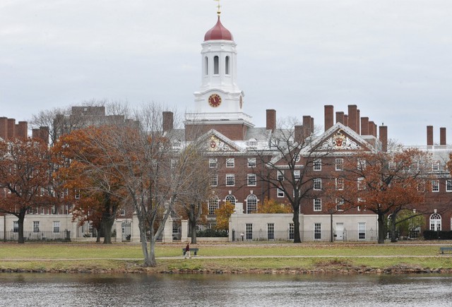 Khung cảnh trường Harvard nhìn từ bên ngoài. (Ảnh: AP)