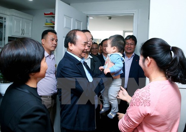 Thủ tướng Nguyễn Xuân Phúc tới thăm một gia đình sống ở khu nhà ở xã hội tại Khu đô thị Đặng Xá, huyện Gia Lâm, Hà Nội, ngày 6/12. (Ảnh: Thống Nhất/TTXVN)