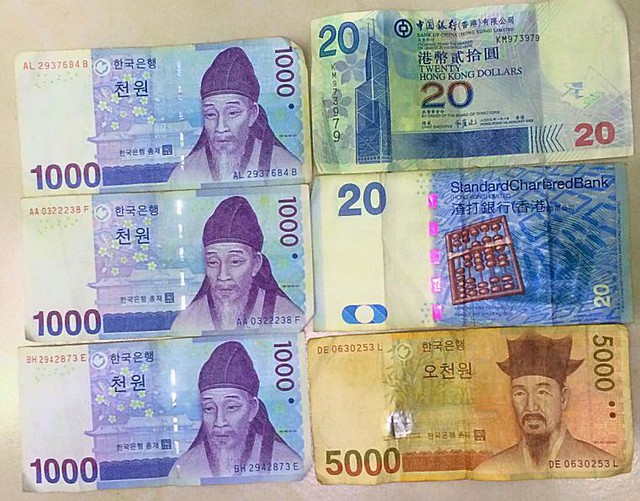 Những tờ tiền nước ngoài cũ kỹ nhặt được trong chiếc áo có thể đổi sang tiền Việt với con số khủng