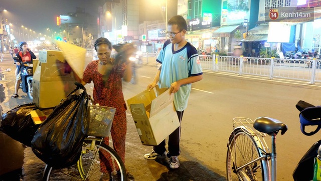 
Hai mẹ con tranh thủ nhặt ve chai trên đường đi học về.
