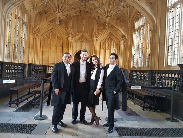 
Nhóm bạn thân tại Oxford của Khanh. Hình ảnh được chụp trong phòng Divinity nơi quay cảnh lớp học trong phim Harry Potter
