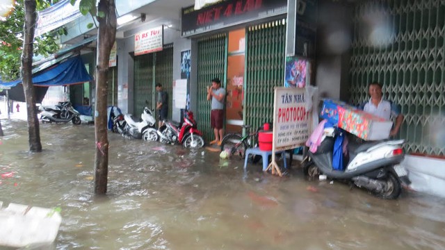 Nha Trang tê liệt vì ngập lụt khắp nơi - Ảnh 9.