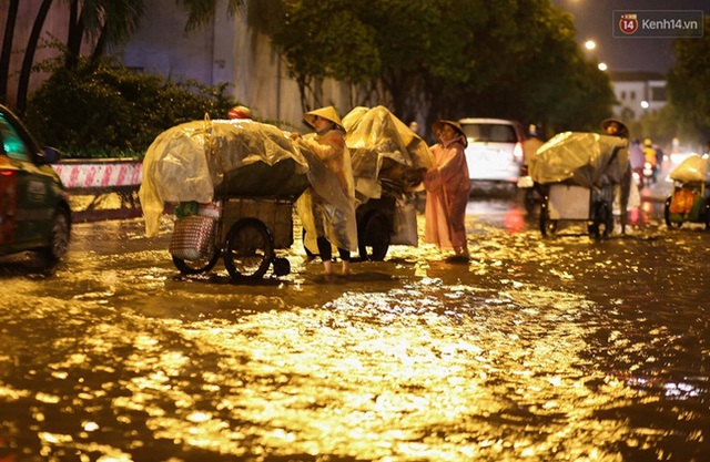 Những xe chở ve chai được bọc ni lông để tránh mưa ướt. Ảnh: Khang Thái.