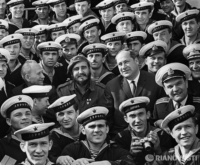 Fidel Castro trong chuyến thăm tàu tuần dương huyền thoại Avrora tại Leningrad.