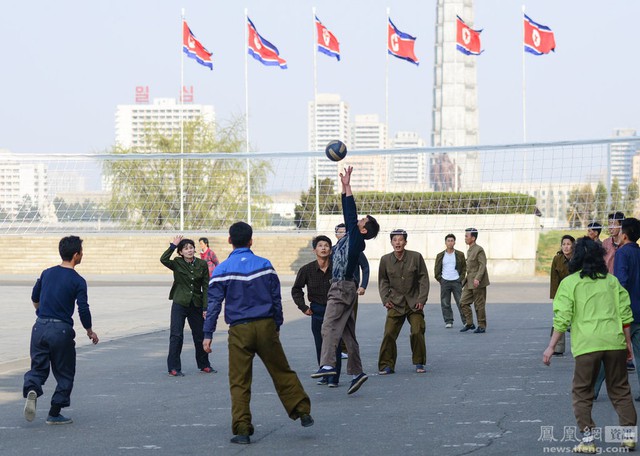 
Người dân cùng quân nhân tập trung chơi bóng chuyền tại quảng trường Kim Nhật Thành.
