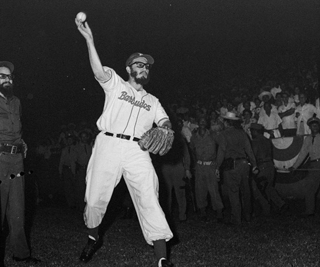 Fidel Castro chơi bóng chày trong trận đấu với đội cảnh sát, ngày 24/7/1959
