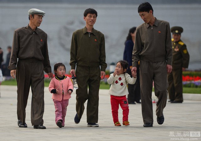 
Người dân tới thăm cung kỉ niệm Kumsusan, Pyongyang.
