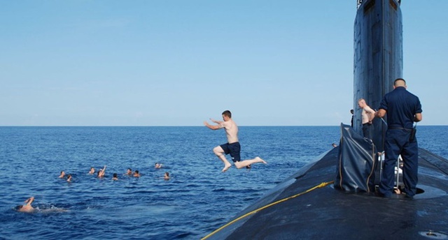 Những lúc tàu ngầm được nổi lên mặt nước là quãng thời gian tuyệt vời đối với thủy thủ đoàn.