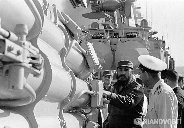 
Ông Fidel Castro thăm tàu chiến Liên Xô.
