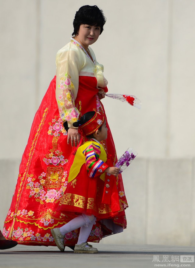 
Một người phụ nữ giàu có cùng con gái mang hoa tới đặt tại lăng cố chủ tịch Kim Nhật Thành.
