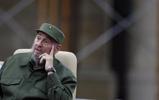 Ngày 31/7/2006, do tình trạng sức khỏe Castro đã giao phó nhiệm vụ thuộc tất cả các vị trí quan trọng của mình cho em trai là Raul Castro. Ngày 24/2/2008, ông từ bỏ tất cả nhiệm vụ nhà nước, và ngày 19/4/2011 ông nghỉ hưu và rời bỏ vị trí người đứng đầu Đảng Cộng sản Cuba.