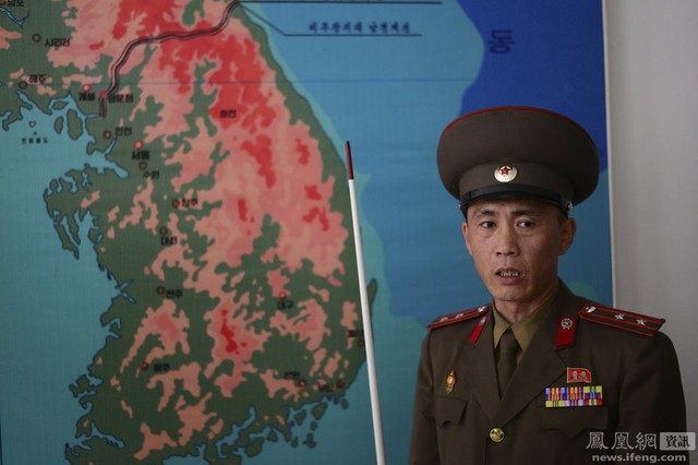 
Một sĩ quan quân đội Triều Tiên mô tả bản đồ khu vực.
