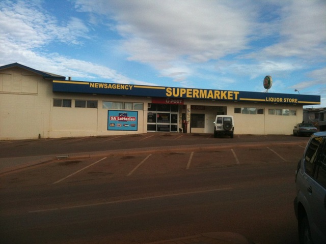 
Một siêu thị trên mặt đất.
