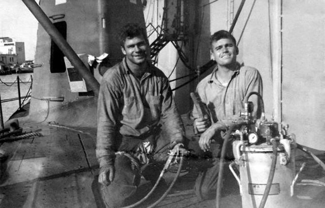 Nhiều hoạt động theo thời gian vẫn được duy trì. Bức ảnh chụp các thủy thủ đang sơn lại tàu trong những năm 1950.