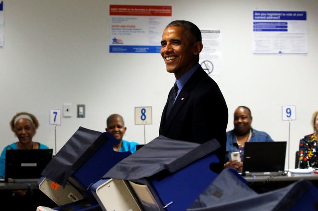 Tổng thống Obama đi bỏ phiếu sớm tại Chicago ngày 7-10 - Ảnh: Reuters
