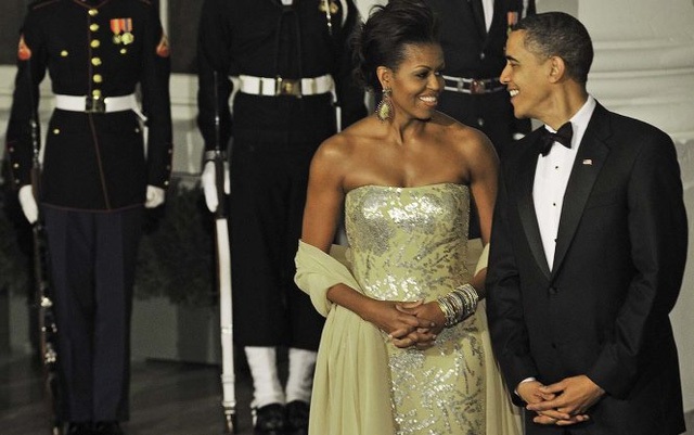 Trang phục trong bữa quốc yến đầu tiên của bà Michelle Obama vào tháng 11-2009 tiếp đón lãnh đạo Ấn Độ - Ảnh: AFP