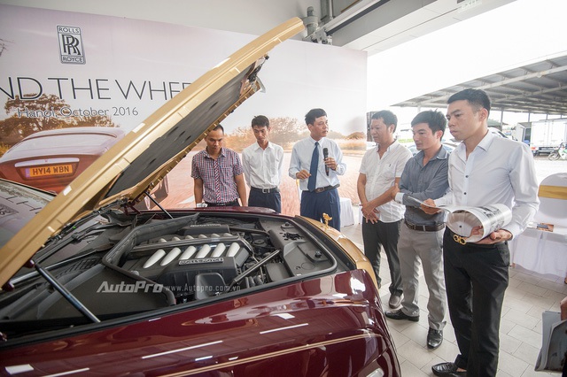 
Anh Nguyễn Anh Thái hướng dẫn các học viên hiểu về một chiếc xe Rolls-Royce.
