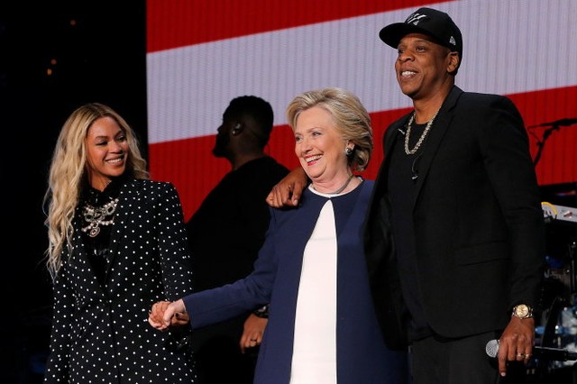 Ứng viên Hillary Clinton (giữa) được các nghệ sĩ da màu danh tiếng Jay Z và Beyonce (trái) hỗ trợ trong buổi trình diễn vận động tranh cử tại TP Cleveland, bang Ohio tối 4-11 - Ảnh: Reuters