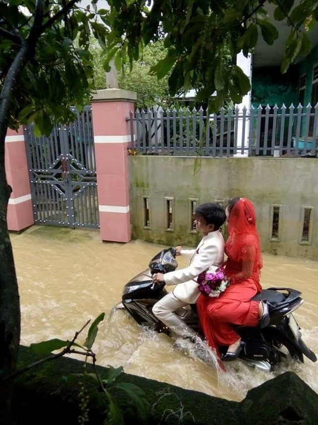 
Đôi bạn trẻ hân hoan trong ngày cưới mặc kệ mưa lũ ở huyện Lệ Thủy, tỉnh Quảng Bình. Nguồn: Facebook H.L.T.
