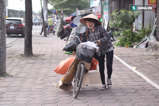 
Lượng đồ Cúc chở lúc nào cũng nặng và cồng kềnh hơn thân hình của cô gái
