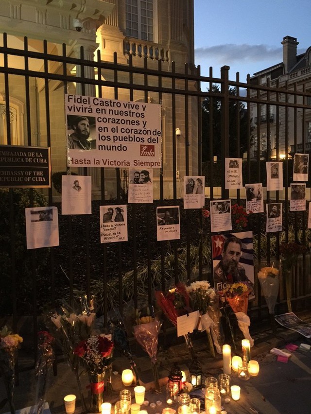 Hoa và nến được thắp bên hàng rào đại sứ quán Cuba tại Washington. Nguồn: Sputnik