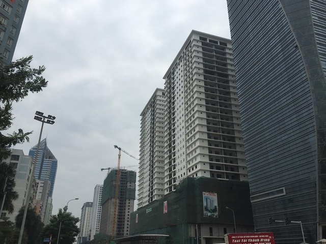 Những khu chung cư với quy mô lên mọc lên đã khiến sức ép hạ tầng khu vực đường Lê Văn Lương tiếp tục quá tải.