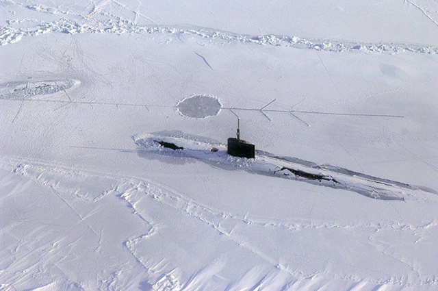 Tàu ngầm đôi khi trồi lên mặt băng ở Bắc Cực trong khi làm nhiệm vụ.