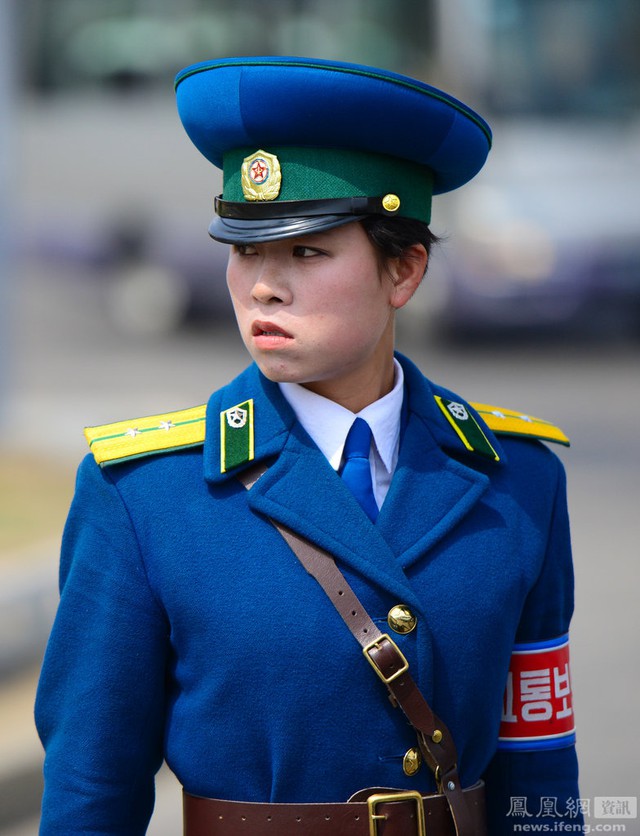
Một nữ cảnh sát giao thông tại Pyongyang, lượng phương tiện ít ỏi tại Triều Tiên khiến cho công việc giữ ổn định giao thông không phức tạp.
