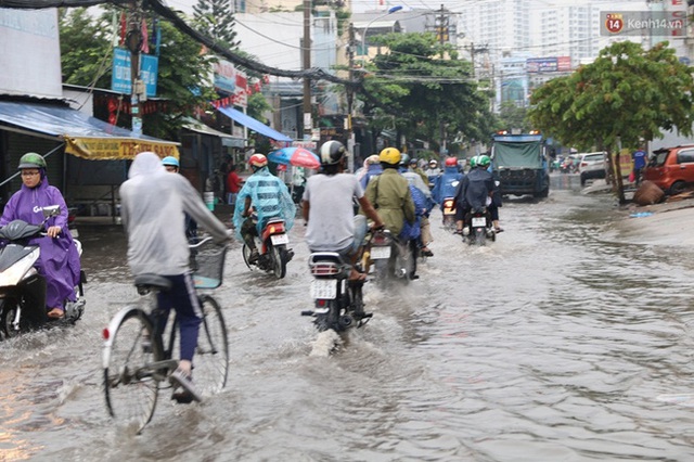 
Người đàn ông vừa lái xe vừa co hai chân lên để tránh bị ướt
