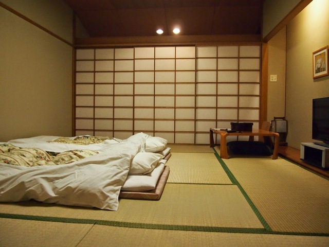 
Không gian phòng ngủ tối giản, rộng rãi.
