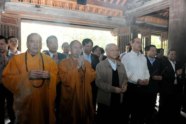 
Tổng bí thư Nguyễn Phú Trọng và Chủ tịch UB TƯ MTTQ VN Nguyễn Thiện Nhân thắp hương tại chùa Phật Tích
