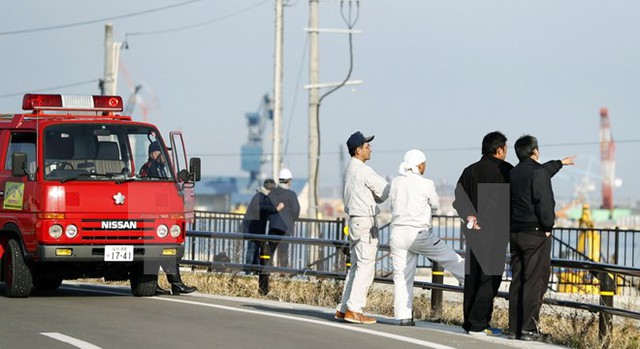 
Lực lượng chức năng kiểm tra mực nước tại một bến cảng sau cảnh báo sóng thần do động đất ở Soma, tỉnh Fukushima ngày 22/11. (Nguồn: AP/TTXVN)
