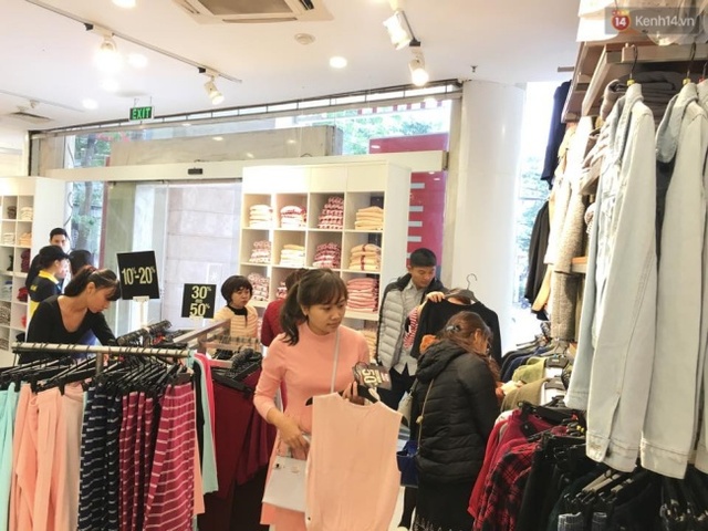 
Tại cửa hàng Canifa trên đường Bà Triệu, ngay từ sáng sớm đã có rất đông khách hàng tập trung tại đây. Ảnh: Định Nguyễn
