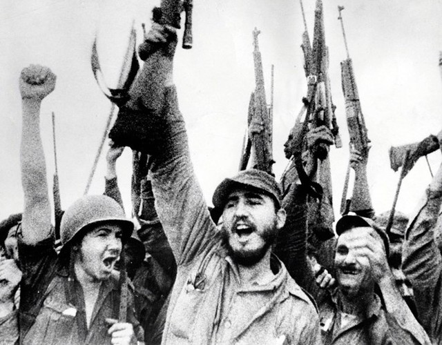 
Ông Fidel Castro đã dẫn dắt Cuba tiến hành cuộc cách mạng lật đổ chế độ độc tài Fulgencio Batista vào năm 1959. Ông không chỉ là nhà chỉ huy mà còn là chiến sĩ quả cảm trong cuộc đấu tranh này.

