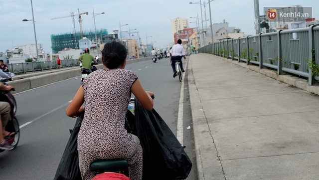 
Cô Hà luôn đưa đón Duy đi học mỗi ngày. Cô luôn đi phía sau em để có thể trông chừng em. Cô bảo Duy lớn rồi mà cũng như đứa con nít vậy, còn ngô nghê lắm!
