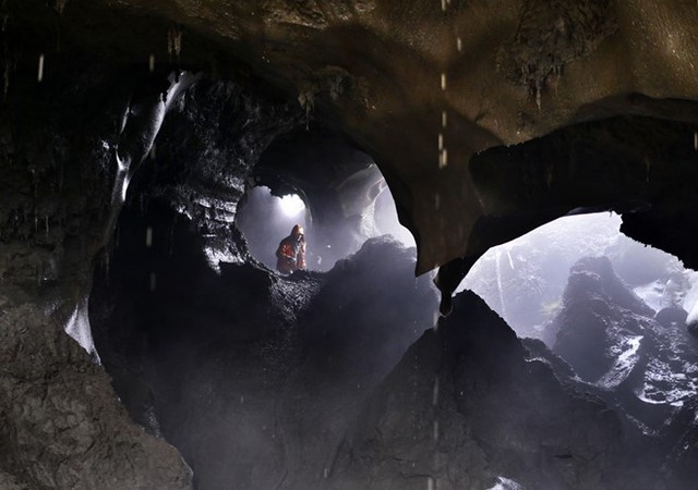 Những người săn ngà voi đến vùng khai thác vào mùa hè, nơi những bộ xương của voi ma mút được chôn vùi sâu dưới lớp băng vĩnh cửu cả nghìn năm.