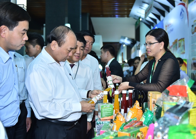 Thủ tướng Nguyễn Xuân Phúc thăm các gian hàng trưng bày sản phẩm nông nghiệp áp dụng công nghệ cao. Ảnh: VGP/Quang Hiếu