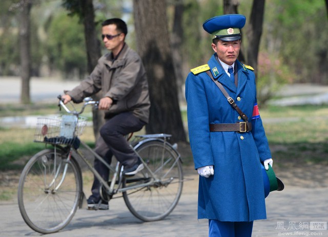 
Một cảnh sát giao thông khi hết ca, tại Triều Tiên, dễ bắt gặp những người mặc quân phục, cảnh phục ở mọi lúc, mọi nơi.
