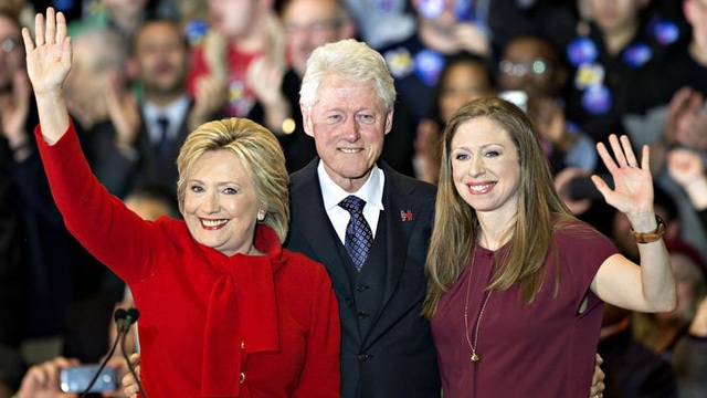 Vợ chồng nhà Clinton và cô con gái Chelsea Clinton