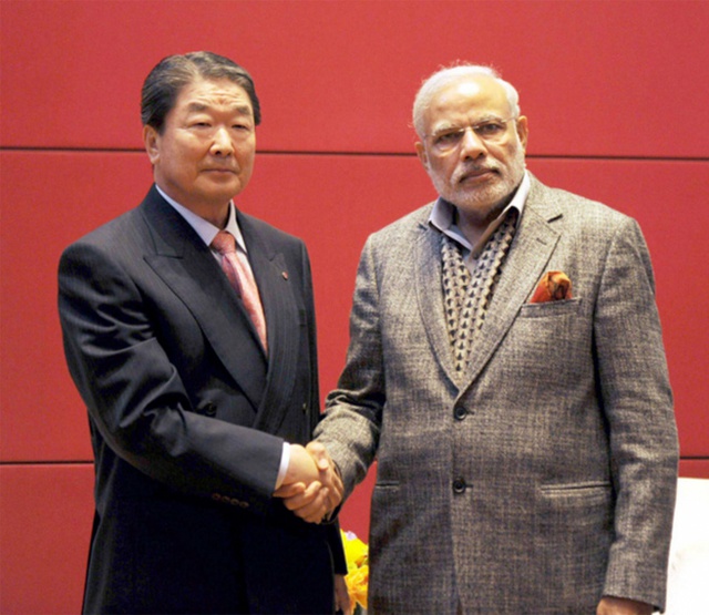 
Phó chủ tịch LG Electronic, em trai của Koo Bon-Moo, Koo Bon-Joo trong một cuộc hội đàm với thủ tướng Ấn Độ Modi.
