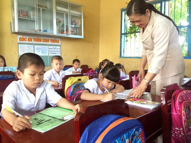 
Những lớp trường làng ở miền Tây có nhiều đứa trẻ con lai đang theo học dạng “học gửi”
