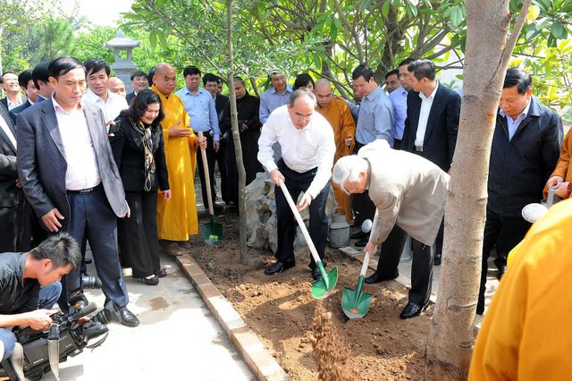 
Tổng bí thư Nguyễn Phú Trọng và Chủ tịch UB TƯ MTTQ VN Nguyễn Thiện Nhân trồng cây lưu niệm tại chùa Phật Tích
