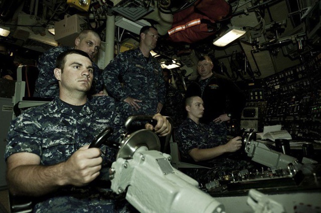 Một thủy thủ trẻ được giao nhiệm vụ lái tàu. Tàu ngầm tấn công hạt nhân lớp Los Angeles được điều khiển bởi 2 thủy thủ.
