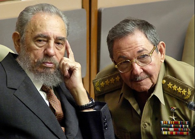 
Ông Fidel và em trai Raul Castro tại Quốc hội Cuba năm 2004. Ảnh: AP.
